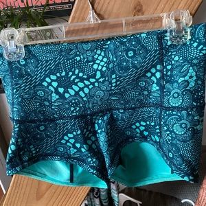 Lululemon boogie shorts 2.5 teal lace pattern sz 8